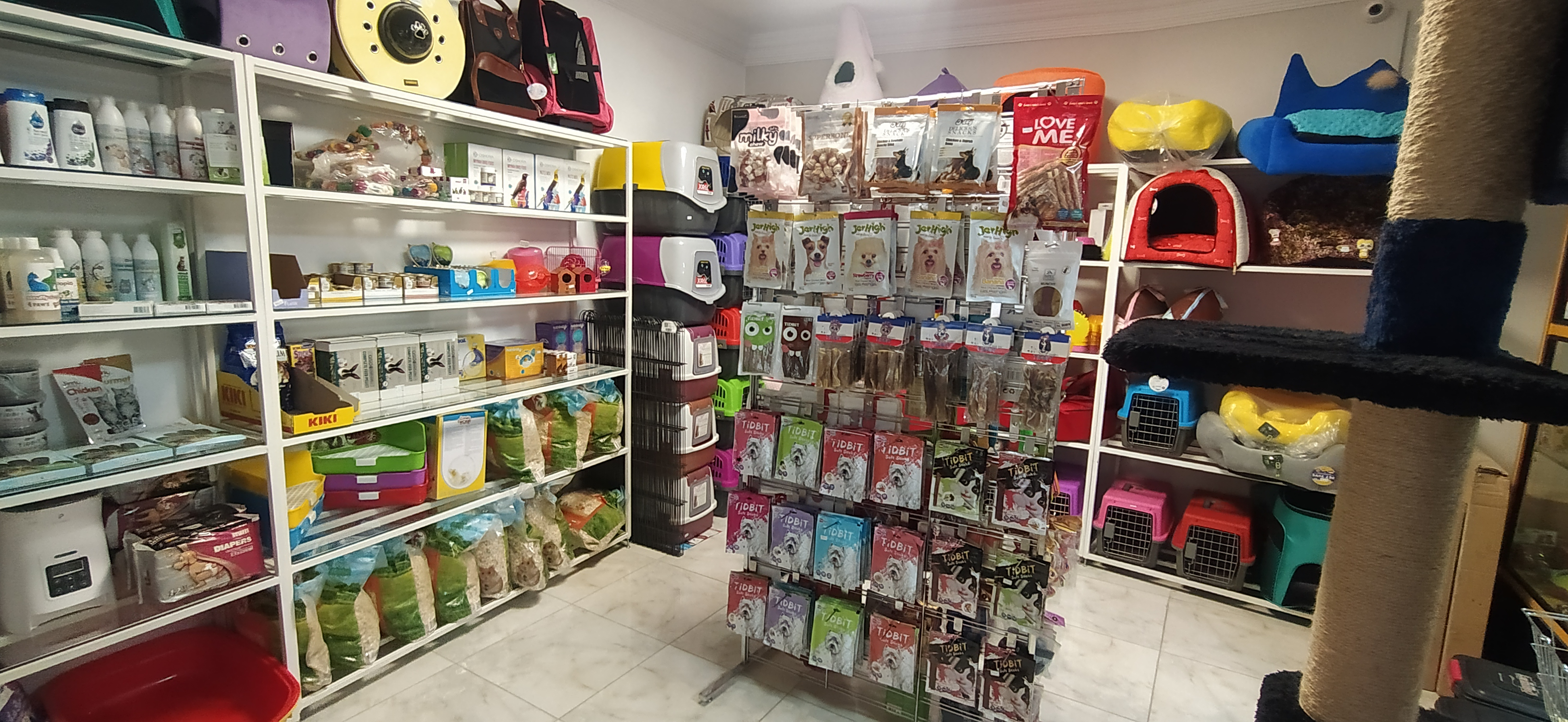 هر آنچه مورد نیاز حیوانات شماست موجود در فروشگاه کلینیک آدورینا